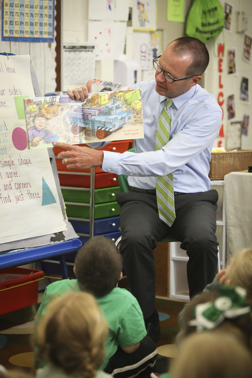 Superintendent Jay Brewer reads a book to Dayton Independent preschool students. (Photo courtesy of Rose Communications)